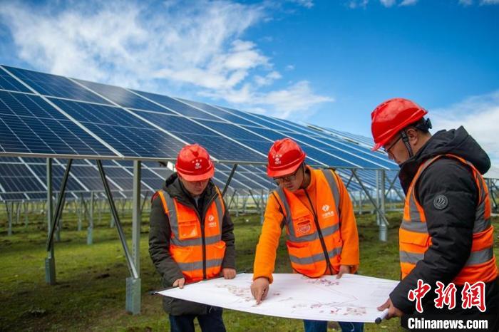 施工技術(shù)人員正在認(rèn)真核查柯拉一期光伏電站相關(guān)設(shè)計(jì)數(shù)據(jù)等?！⒅铱?攝