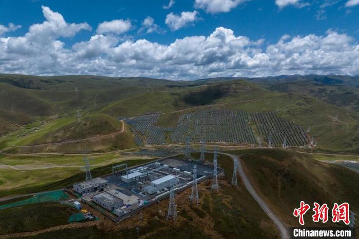 航拍建成投運(yùn)的柯拉一期光伏電站升壓站?！⒅铱?攝