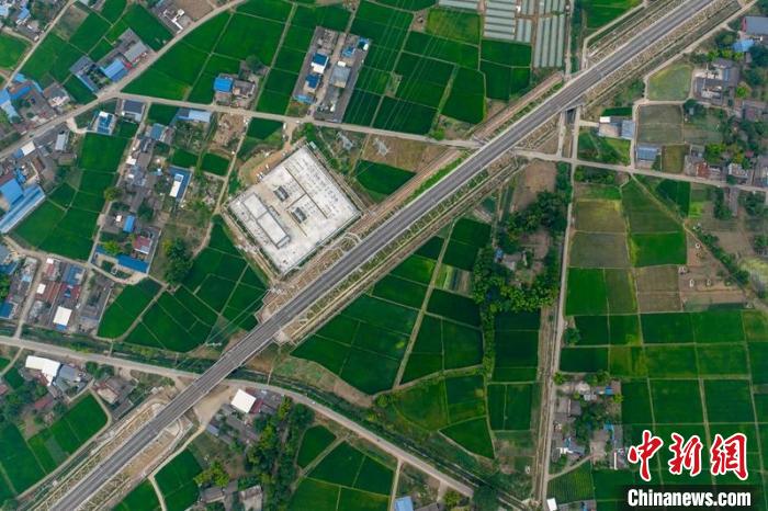 空中俯瞰綿竹牽引變電所和川青鐵路成黃段鐵路線?！⒅铱?攝