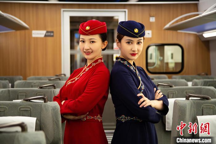 圖為整體色彩以“深藏青”和“喇嘛紅”為主調(diào)的西格段“復(fù)興號(hào)”動(dòng)車組乘務(wù)員新制服?！±罾?攝