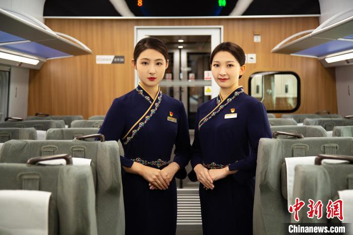 圖為整體色彩以“深藏青”為主調(diào)的西格段“復(fù)興號(hào)”動(dòng)車組乘務(wù)員新制服?！±罾?攝