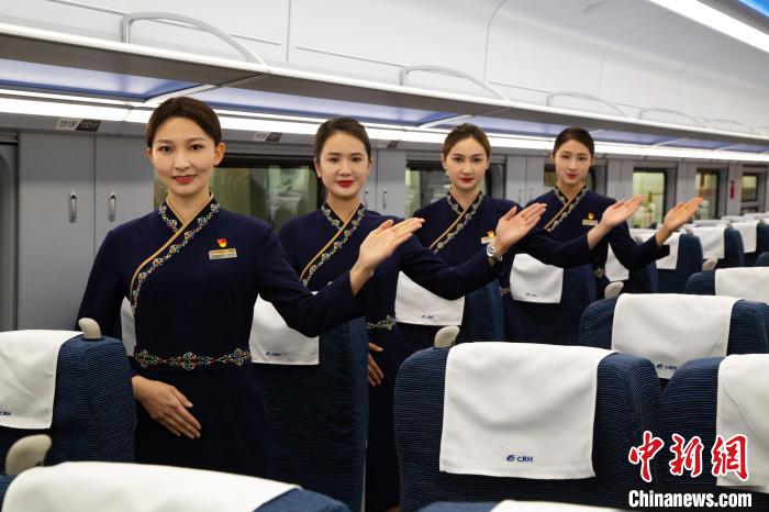 圖為身穿新制服的青藏鐵路西格段“復(fù)興號(hào)”動(dòng)車組乘務(wù)員?！±罾?攝