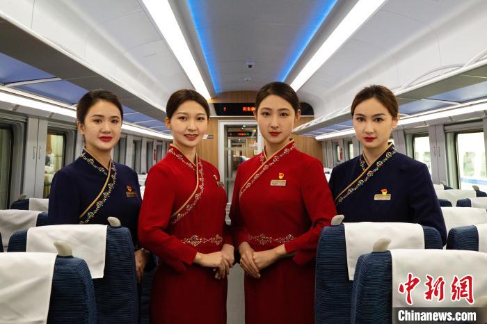 圖為整體色彩以“深藏青”和“喇嘛紅”為主調(diào)的西格段“復(fù)興號(hào)”動(dòng)車組乘務(wù)員新制服?！±罾?攝