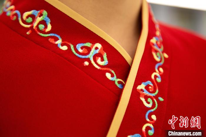 圖為新制服領(lǐng)口點(diǎn)綴有蒙古特色的烏力吉紋繡花。　李磊 攝