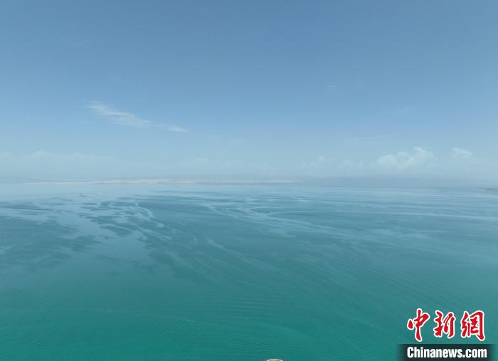 圖為航拍仲夏時(shí)節(jié)，青海湖水天一色?！∑钤鲚?攝
