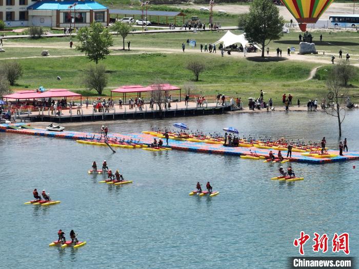 圖為航拍游客青海湖二郎劍景區(qū)體驗(yàn)娛樂(lè)項(xiàng)目。　祁增蓓 攝