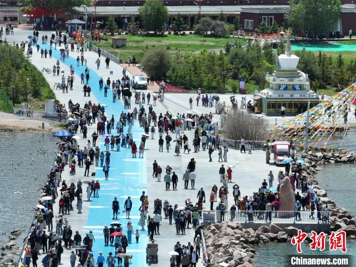 圖為航拍青海湖二郎劍景區(qū)游客眾多?！∑钤鲚?攝