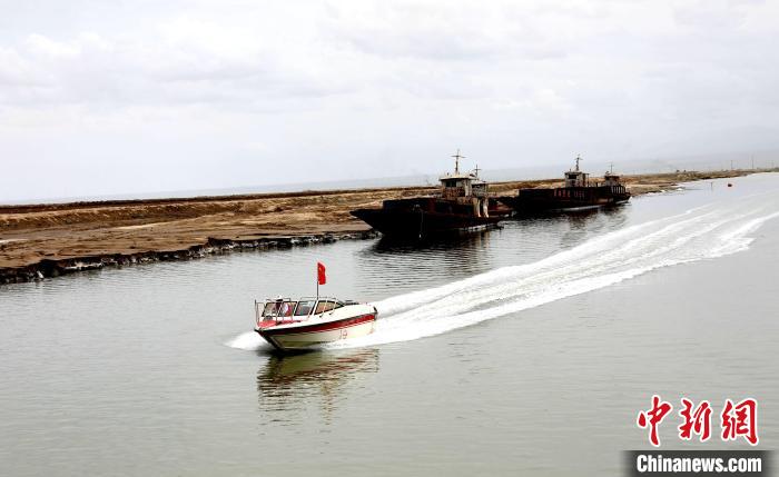 圖為茶卡鹽湖?！⊙Φ?攝