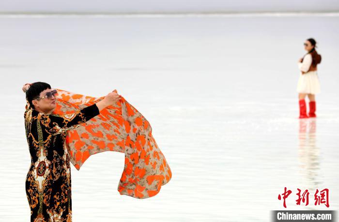 圖為游客在茶卡鹽湖拍照?！⊙Φ?攝