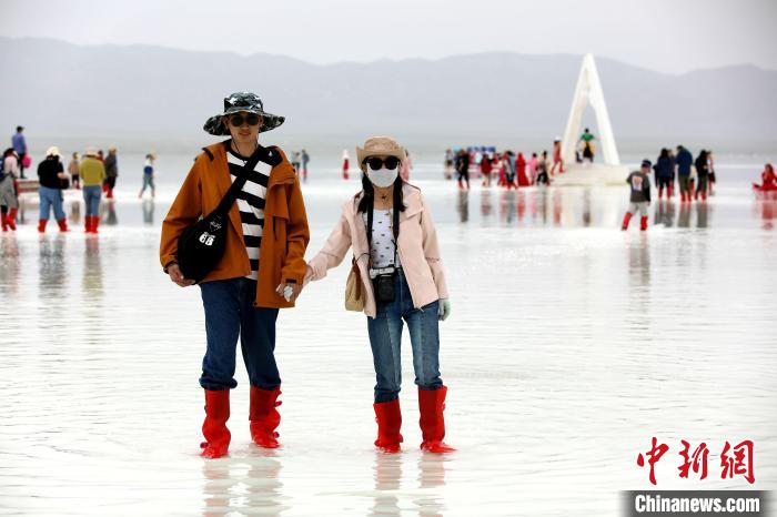 圖為游客在茶卡鹽湖之中。　薛蒂 攝