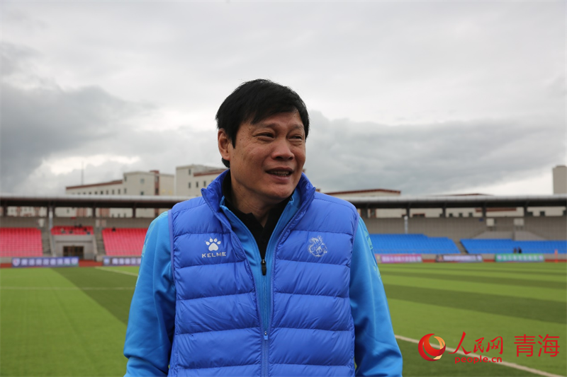 中場休息時與球員交流的范志毅。人民網(wǎng) 馬可欣攝