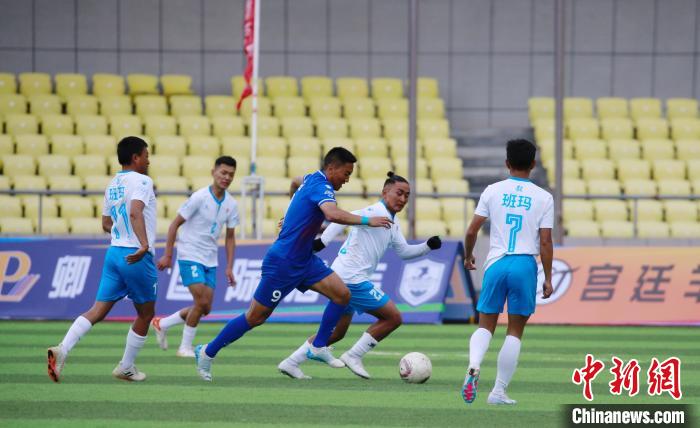 圖為班瑪隊(白)與達日隊在球場進行比拼?！●R銘言 攝