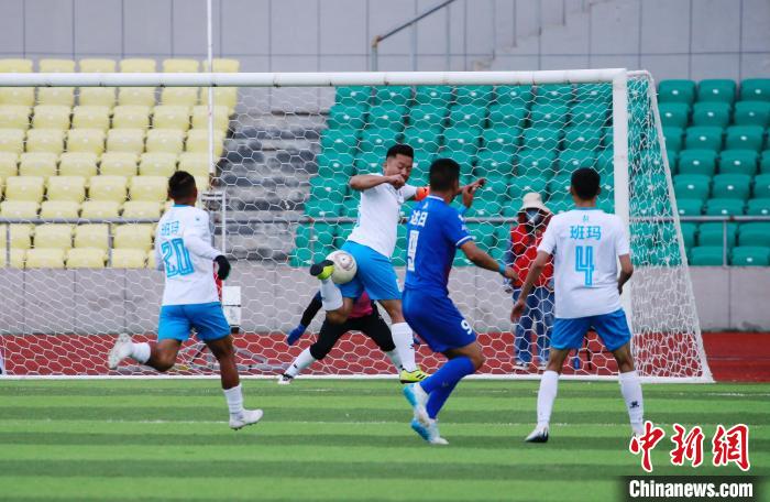 圖為班瑪隊(白)與達日隊在球場進行比拼?！●R銘言 攝