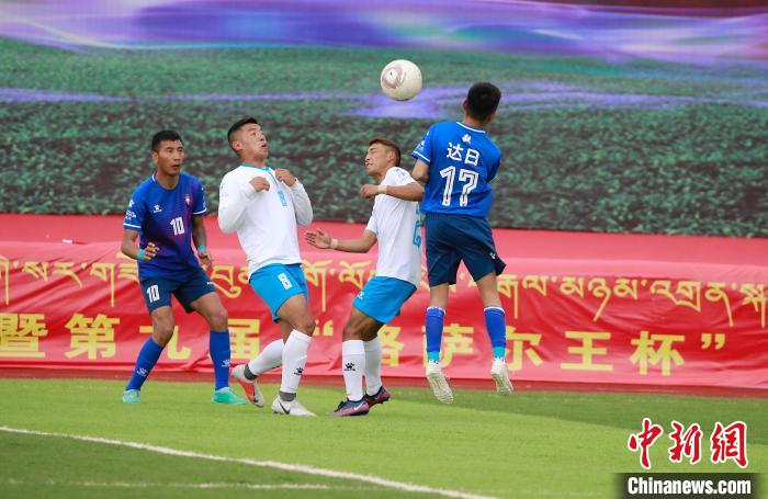 圖為班瑪隊(白)與達日隊在球場進行比拼?！●R銘言 攝