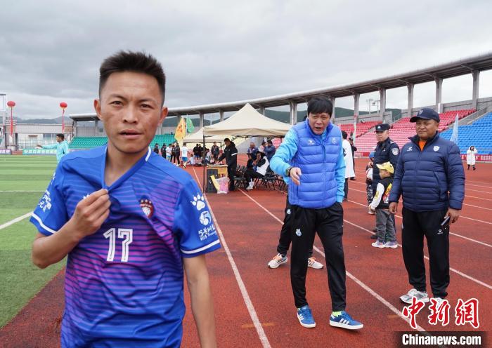 圖為范志毅在球場邊指導球員?！●R銘言 攝