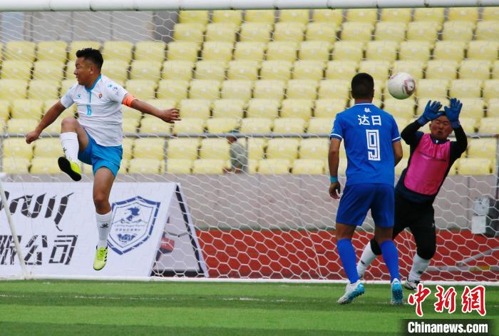 圖為班瑪隊(白)與達日隊在球場進行比拼。　馬銘言 攝