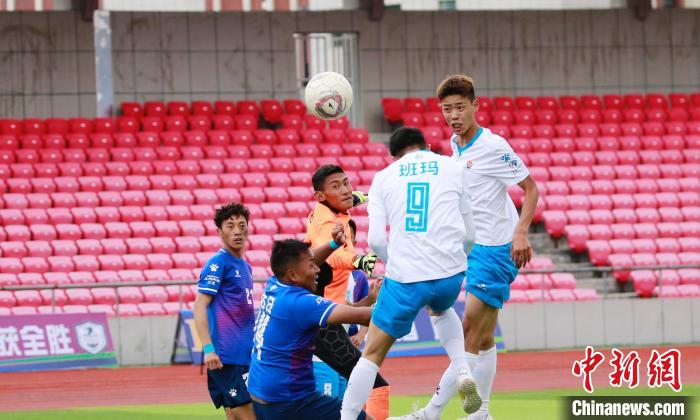 圖為班瑪隊(白)與達日隊在球場進行比拼?！●R銘言 攝