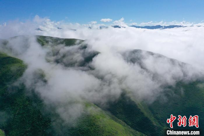 航拍賽來塘鎮(zhèn)山間云霧繚繞?！●R銘言 攝