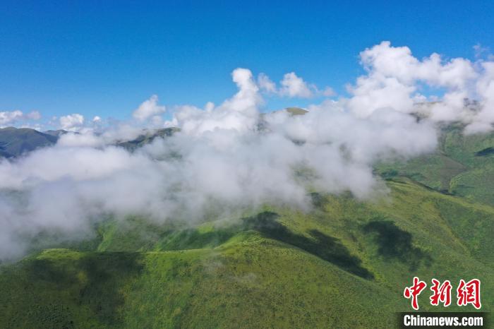 航拍賽來塘鎮(zhèn)山間云霧繚繞?！●R銘言 攝