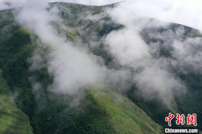 航拍賽來塘鎮(zhèn)山間云霧繚繞?！●R銘言 攝