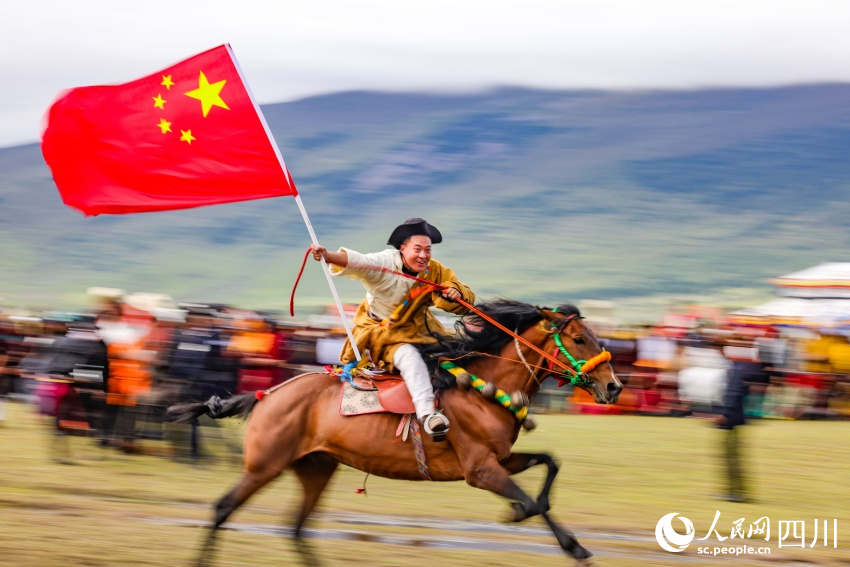 馬術(shù)表演現(xiàn)場。洛絨尼瑪攝