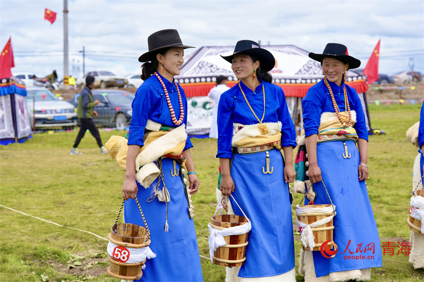 身著節(jié)日盛裝的澤庫牧女。人民網(wǎng) 陳明菊攝