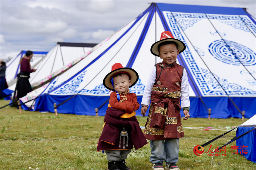 身著節(jié)日盛裝的小朋友。人民網(wǎng) 陳明菊攝