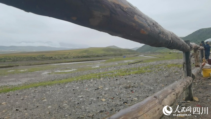 塔公鎮(zhèn)在公路沿線設(shè)置木柵欄用于物理防護(hù)。人民網(wǎng)記者 王洪江攝