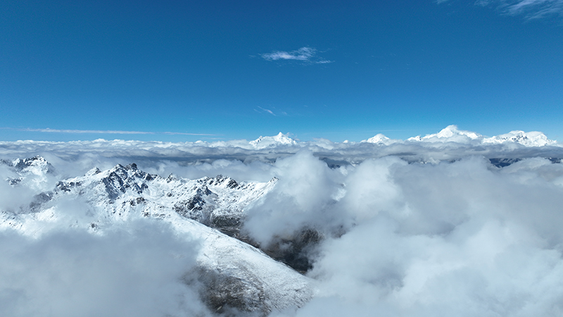 在白馬雪山遙望梅里雪山。德欽縣融媒體中心供圖