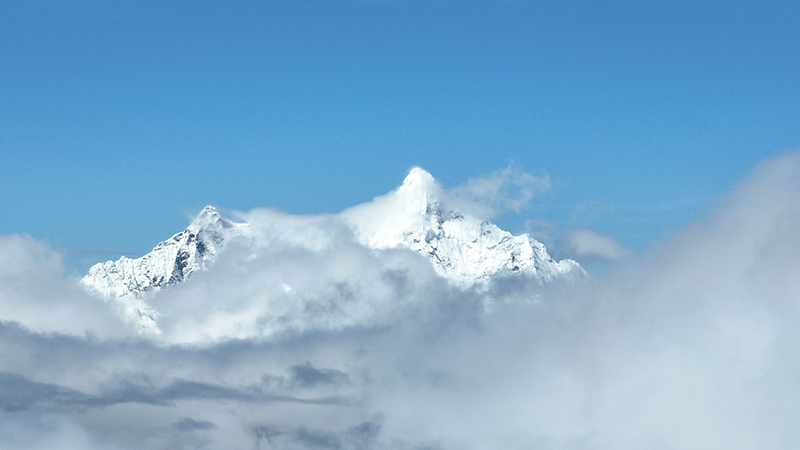 在白馬雪山遙望梅里雪山。德欽縣融媒體中心供圖
