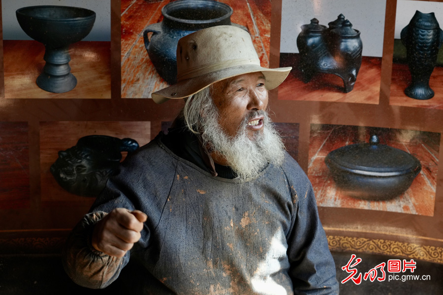 【世界的香格里拉】藏族黑陶燒制技藝：古老文化的傳承與煥新
