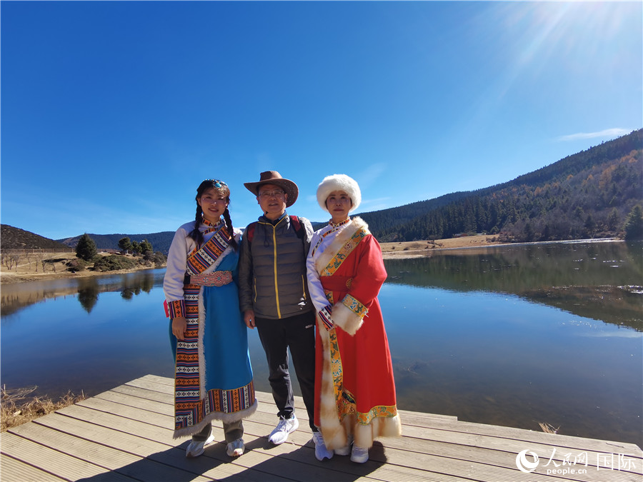 來自安徽合肥的一家三口在香格里拉國(guó)家公園景區(qū)內(nèi)拍照留念。人民網(wǎng)記者 杜明明攝