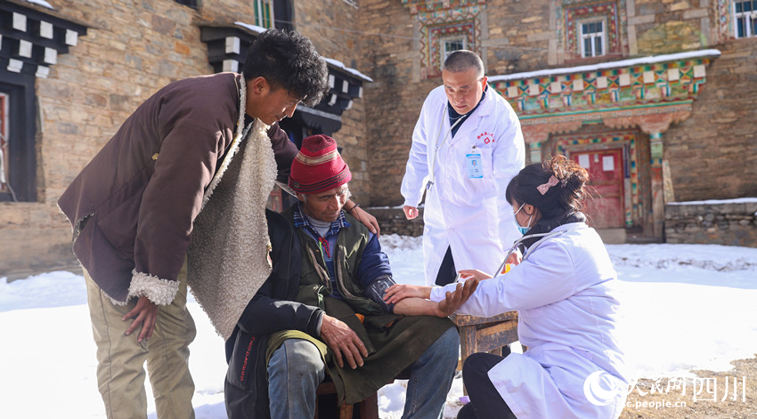 幫扶醫(yī)療小分隊成員為村民義診。劉學(xué)懿攝