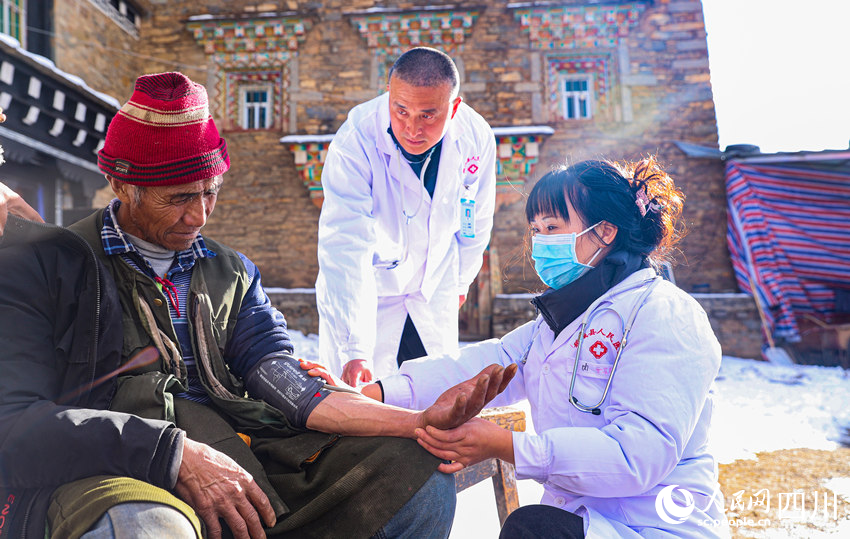 幫扶醫(yī)療小分隊(duì)成員為村民義診。劉學(xué)懿攝