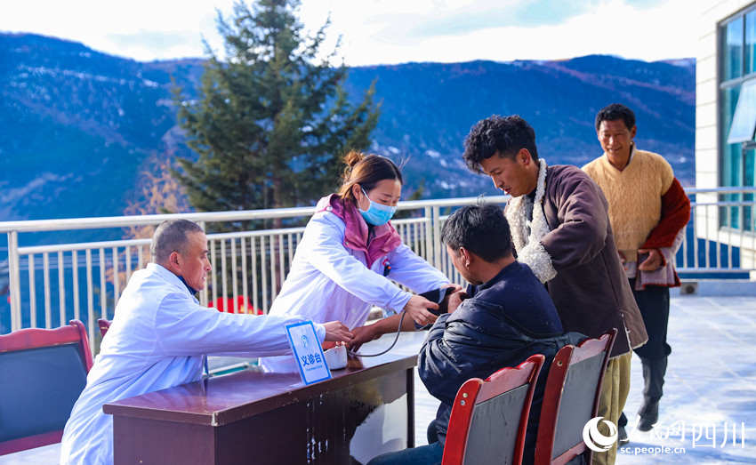 幫扶醫(yī)療小分隊(duì)成員為村民義診。劉學(xué)懿攝