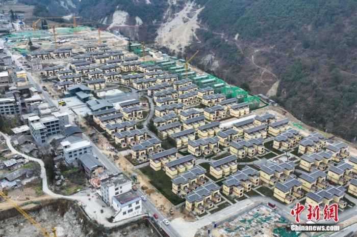 圖為2月1日，瀘定磨西鎮(zhèn)震后重建的安置小區(qū)。(無人機(jī)照片)<a target='_blank' href='/'><p  align=
