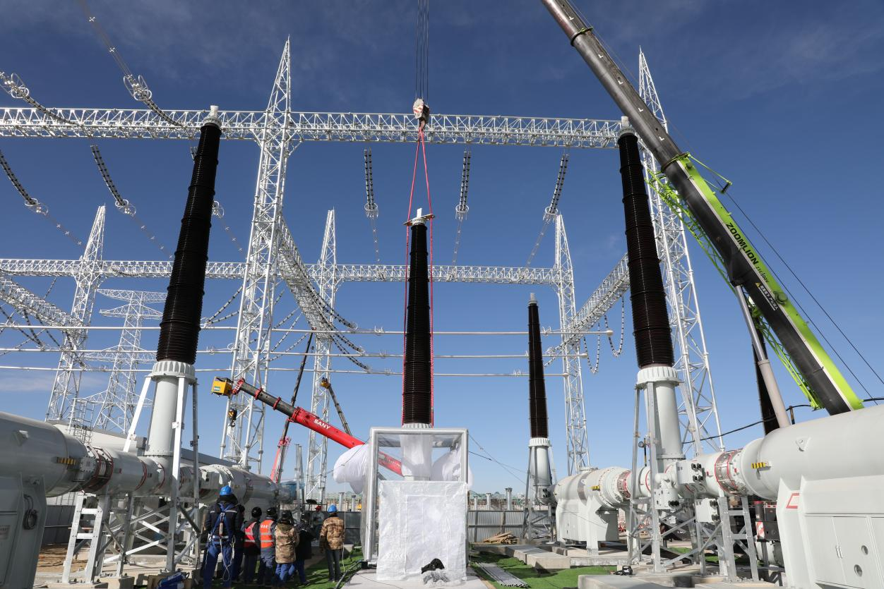 750千伏HGIS套管安裝工作。蒙珝攝