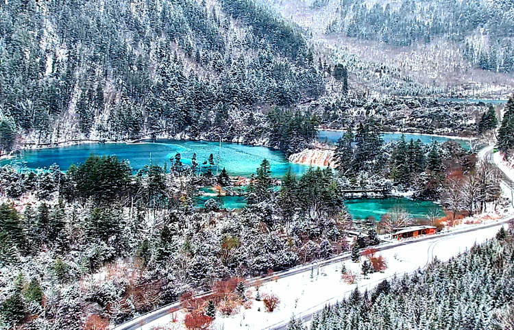 雪景中的海子。九管局供圖