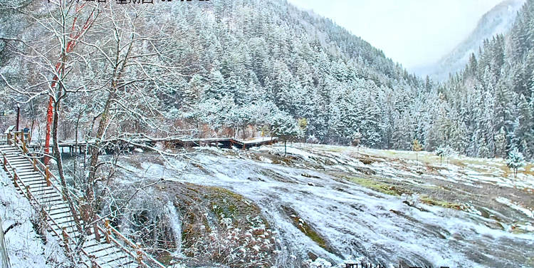 雪景中的珍珠灘瀑布。九管局供圖