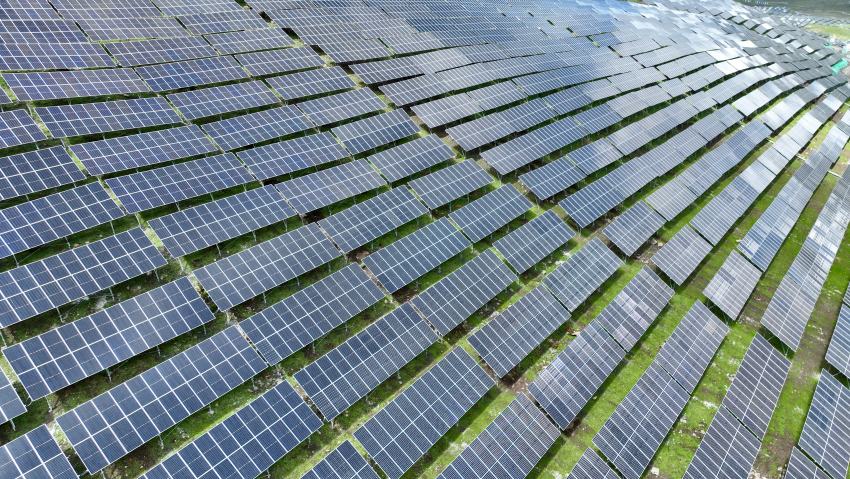 華電金川新能嘎斯都一期20萬千瓦光伏項目。金川縣融媒體中心供圖