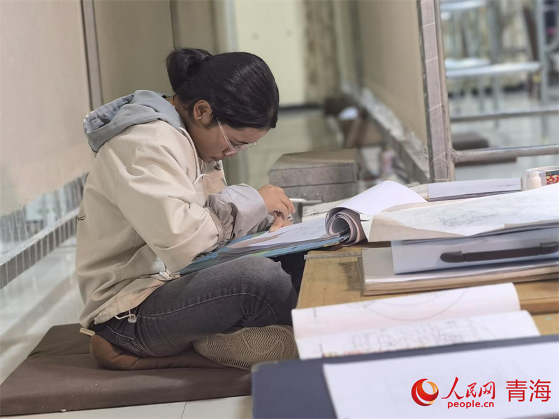 正在學習畫底稿的尕讓旺姆。人民網 陳明菊攝