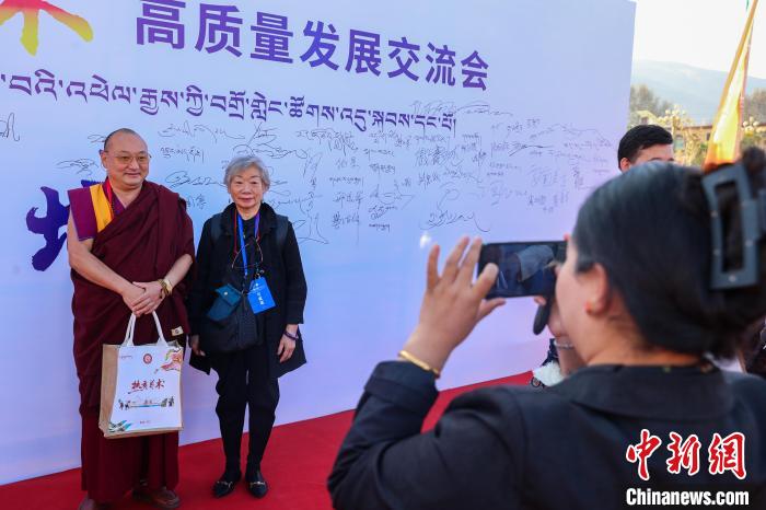 青海同仁:首屆新時(shí)代熱貢唐卡藝術(shù)高質(zhì)量發(fā)展交流會(huì)啟幕