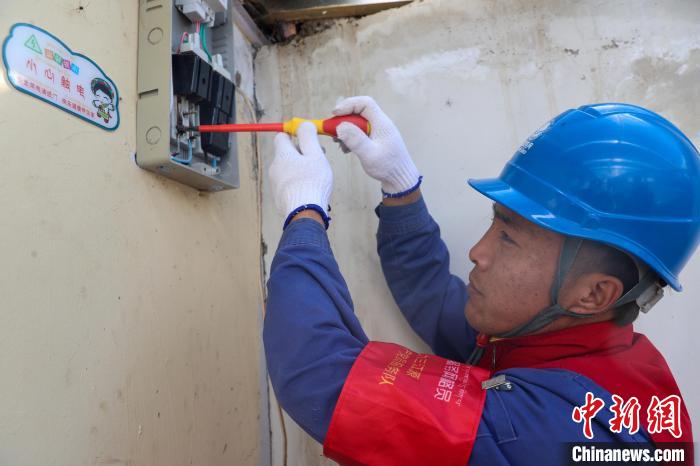 青海湖畔點(diǎn)亮萬家燈火的藏漢雙語“電力衛(wèi)士”