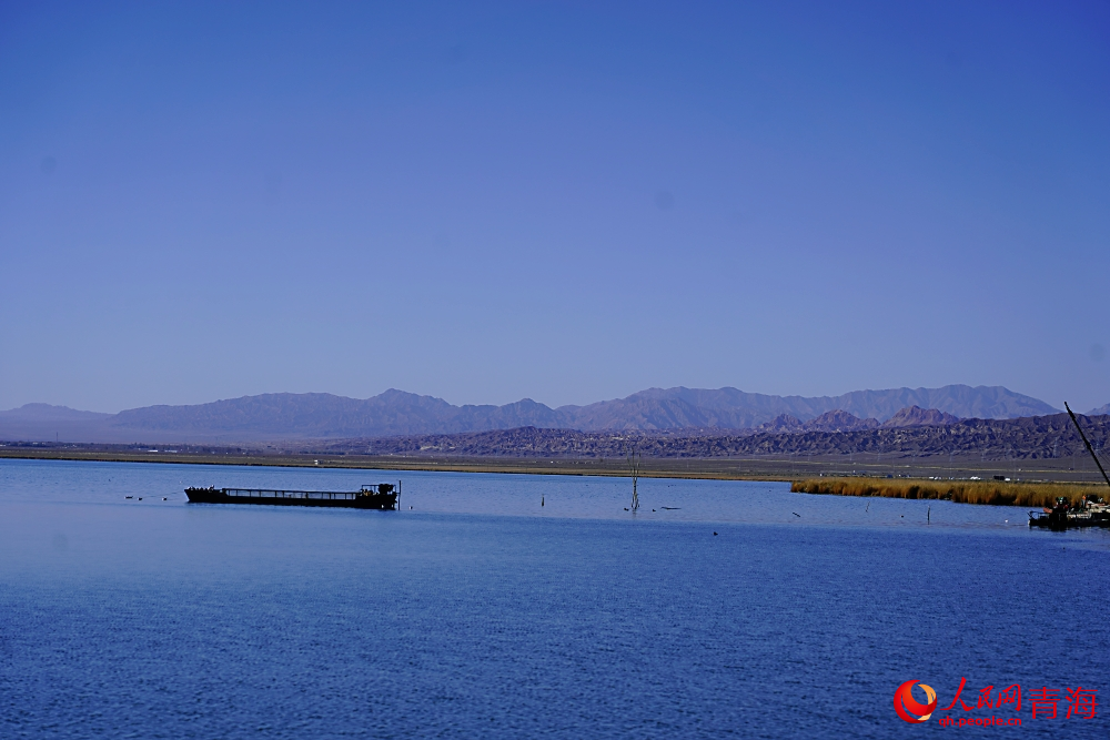可魯克湖秋色如畫。人民網(wǎng) 陳明菊攝