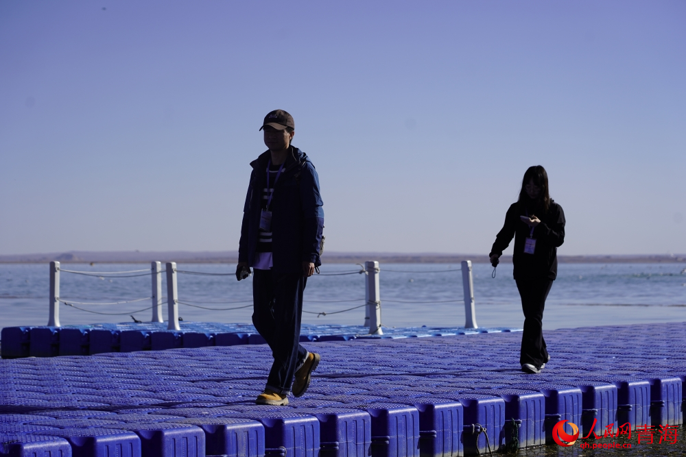 游人漫步在可魯克湖。人民網(wǎng) 陳明菊攝
