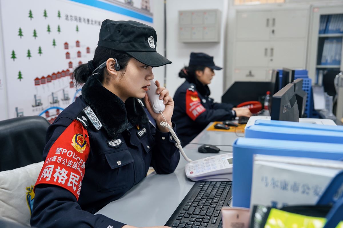 正在工作的女警們。劉一可攝