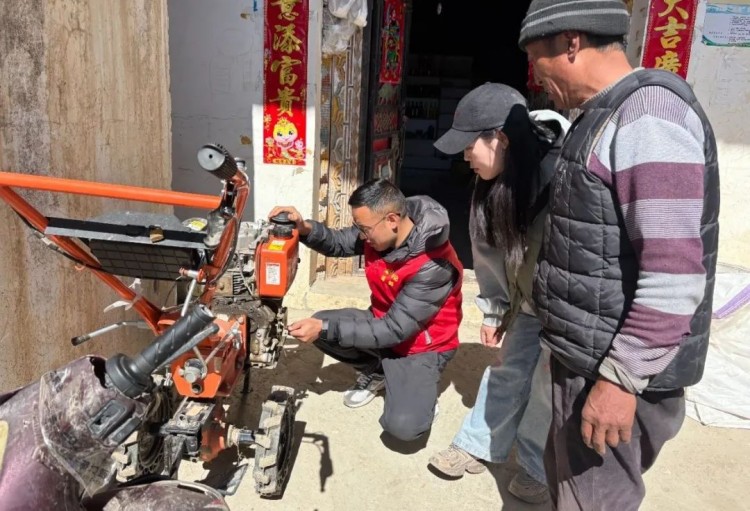 澤郎幫助村民檢查機(jī)械農(nóng)具。黑水縣融媒體中心供圖