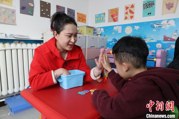 青海西寧：特教老師用愛(ài)點(diǎn)亮孤獨(dú)癥兒童內(nèi)心世界