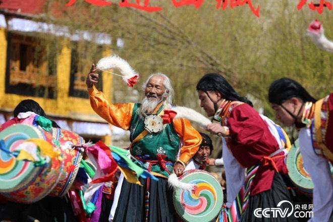 這里的人們，跳著從高原上長(zhǎng)出來的久河卓舞，舞動(dòng)人生，一代又一代。