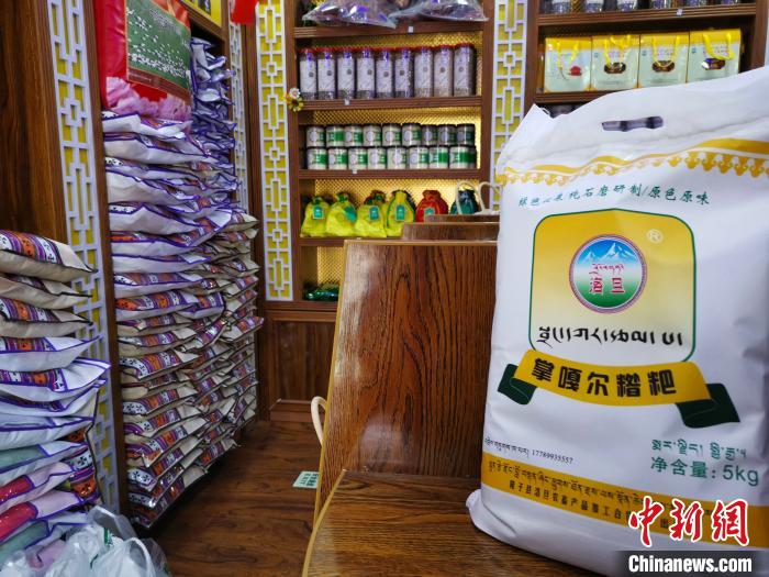 圖為洛桑旦增為自家青稞產(chǎn)品設(shè)計(jì)的商標(biāo)與特色包裝?！垈?攝